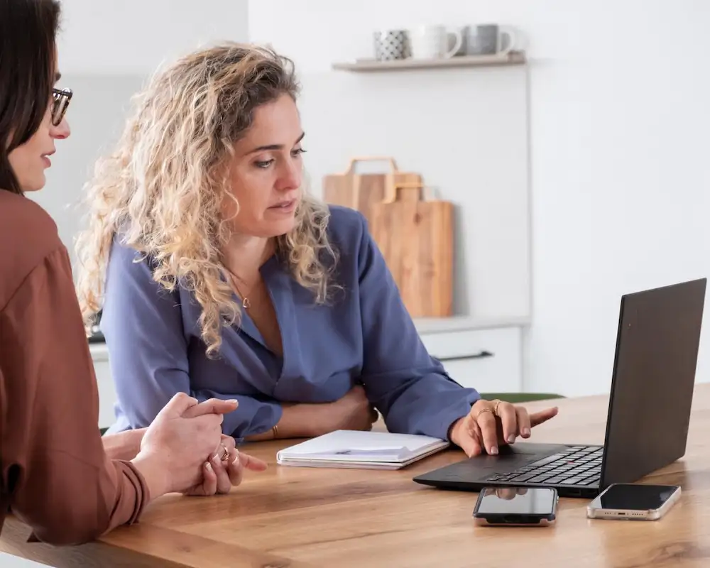 דנה ולקוחה עובדות על דף האינסטגרם במחשב