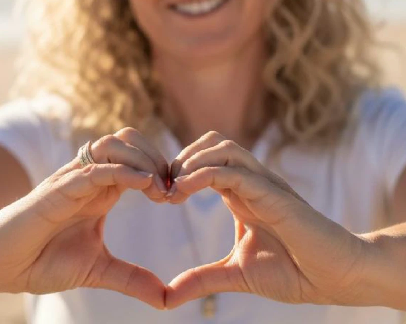 דנה מסמנת לב עם הידיים