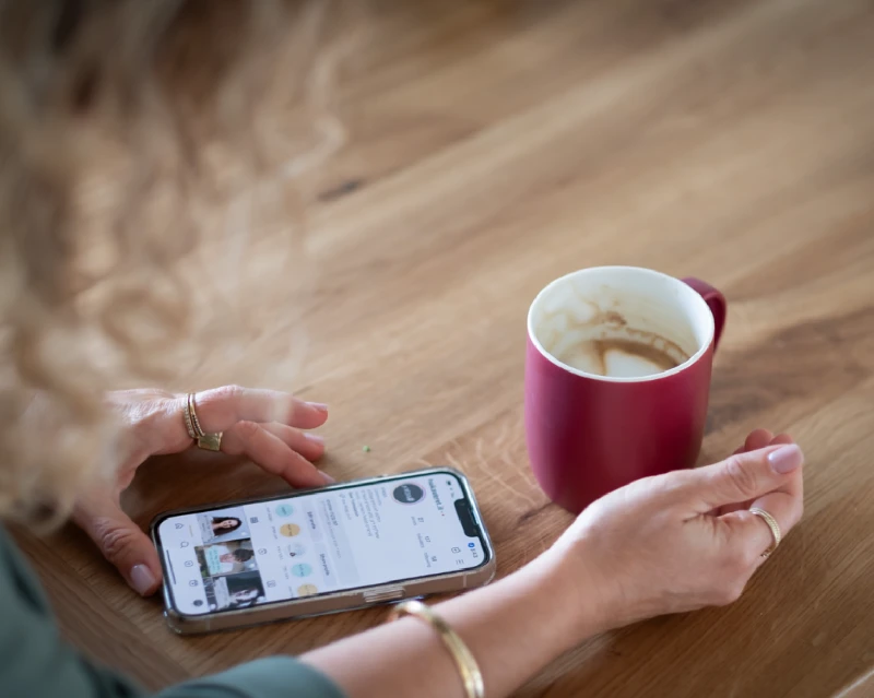 דנה גולשת באינסטגרם בנייד