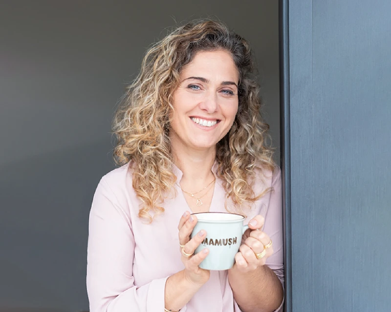 דמה עם כוס קפה